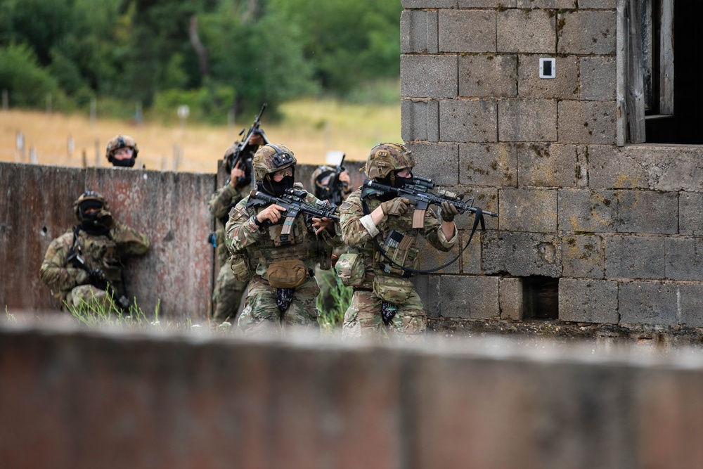 2d Cavalry Regiment train on close-quarter battle drills
