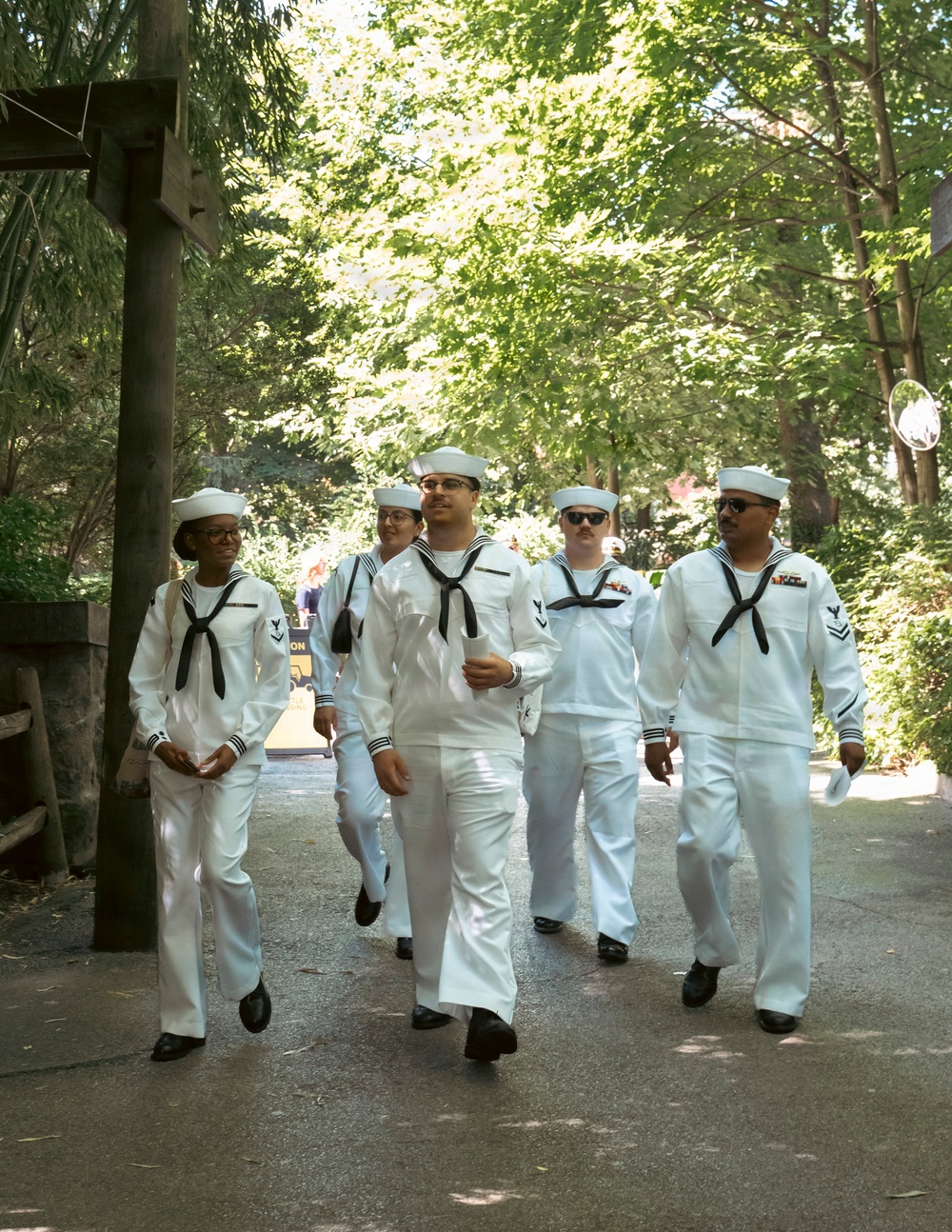 Sailors and Marines from USS Arlington Visit the Bronx Zoo