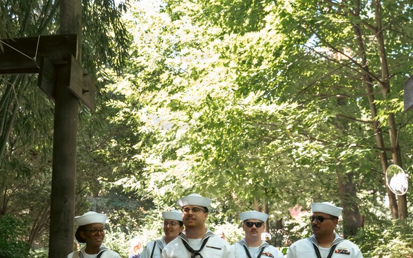 Sailors and Marines from USS Arlington Visit the Bronx Zoo