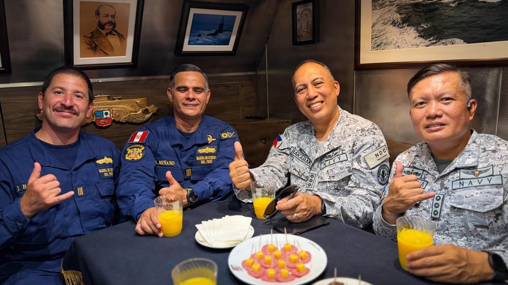 Philippines Navy RIMPAC contingent visits Peruvian Navy submarine in Hawaii