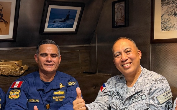 Philippines Navy RIMPAC contingent visits Peruvian Navy submarine in Hawaii