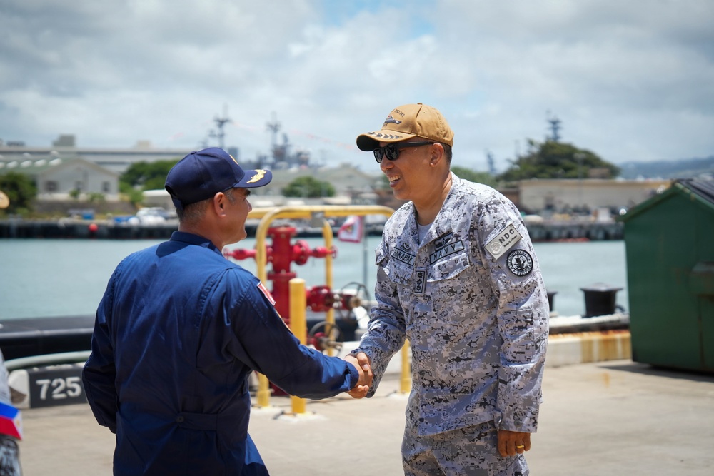 Philippines Navy RIMPAC contingent visits Peruvian Navy submarine in Hawaii