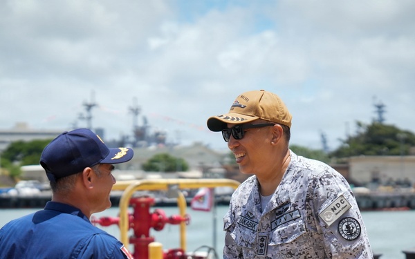 Philippines Navy RIMPAC contingent visits Peruvian Navy submarine in Hawaii