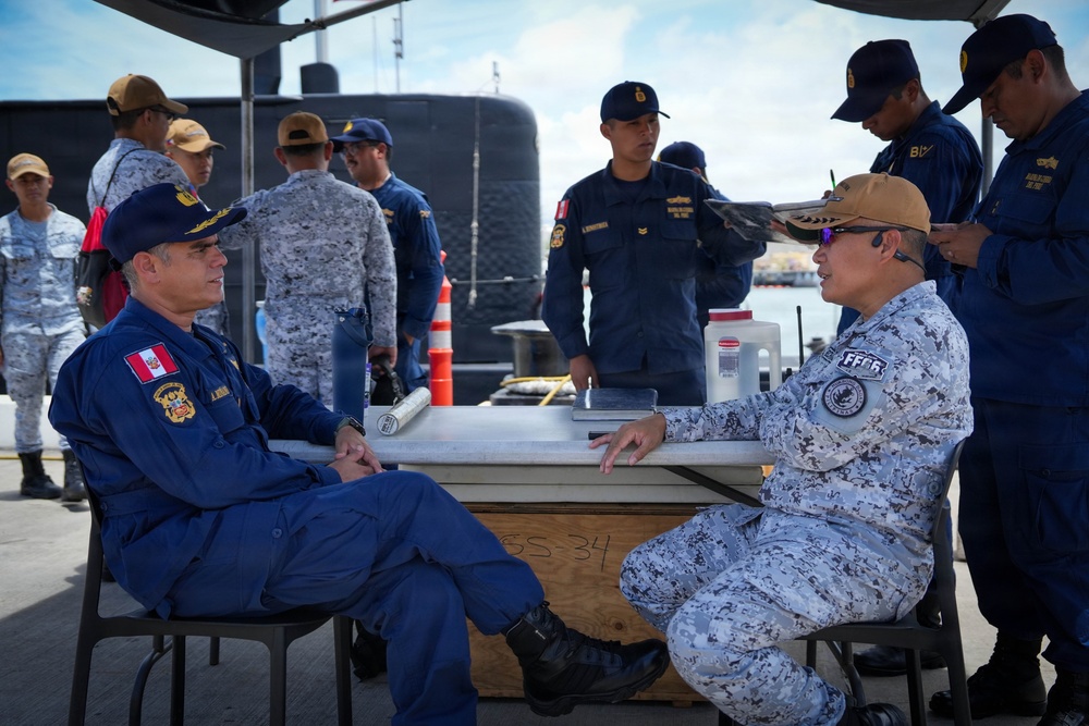 Philippines Navy RIMPAC contingent visits Peruvian Navy submarine in Hawaii