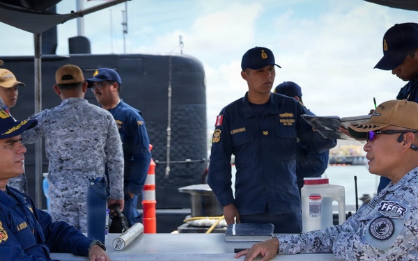 Philippines Navy RIMPAC contingent visits Peruvian Navy submarine in Hawaii