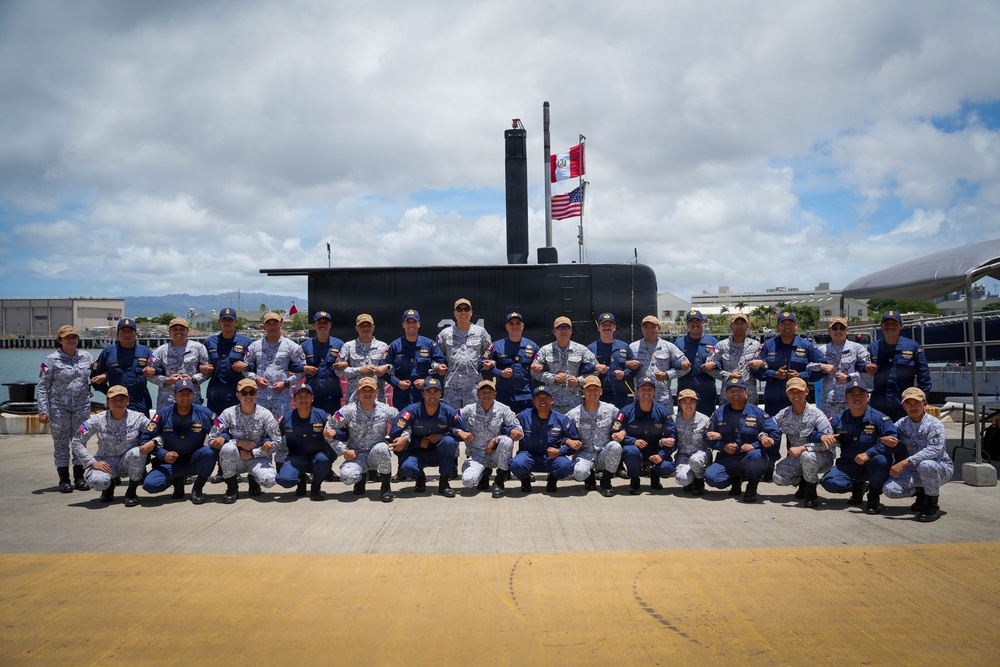 Philippines Navy RIMPAC contingent visits Peruvian Navy submarine in Hawaii