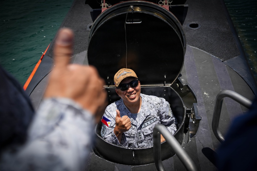 Philippines Navy RIMPAC contingent visits Peruvian Navy submarine in Hawaii