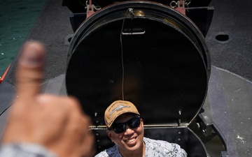 Philippines Navy RIMPAC contingent visits Peruvian Navy submarine in Hawaii