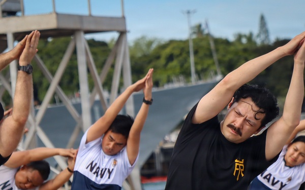 Philippine, Canadian navies hold joint calisthenics during RIMPAC 2026