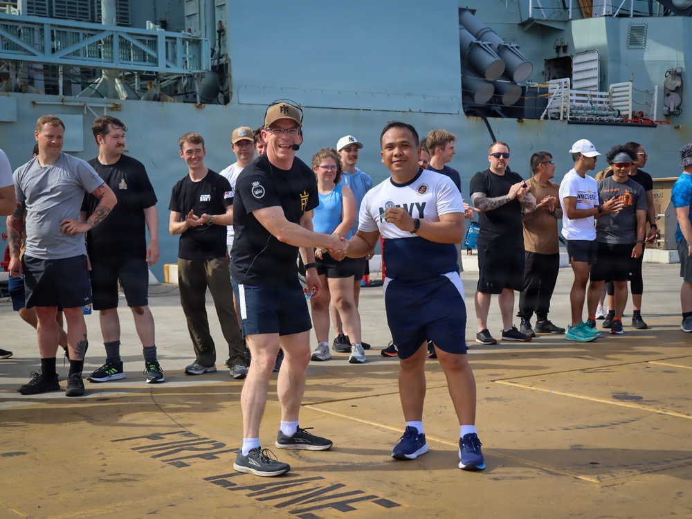 Philippine, Canadian navies hold joint calisthenics during RIMPAC 2026