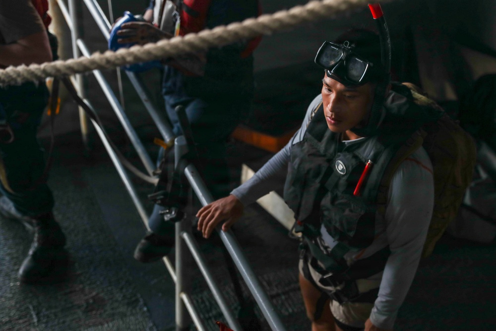 George Washington Sailors Participate in Small-boat Evolution