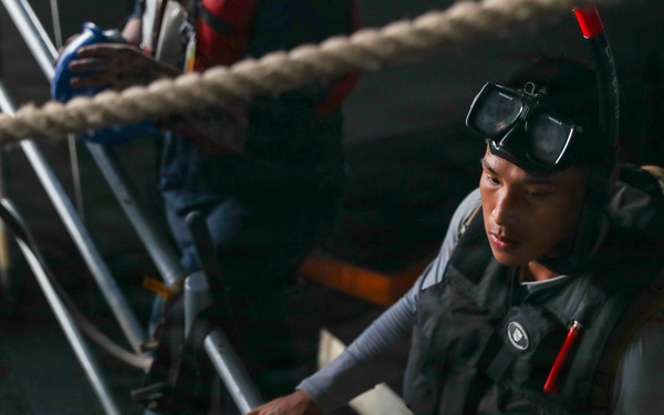 George Washington Sailors Participate in Small-boat Evolution