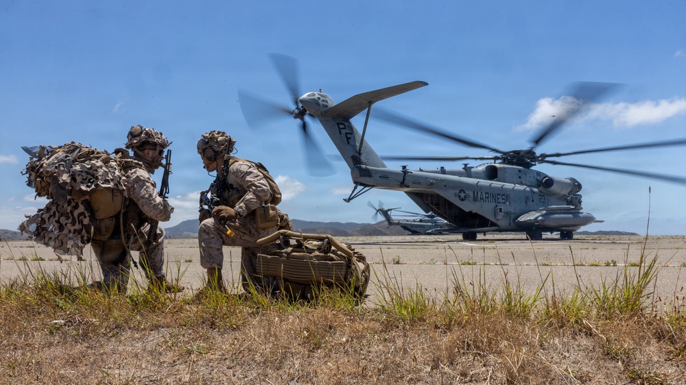 13th MEU Conducts a Vertical Assault Raid
