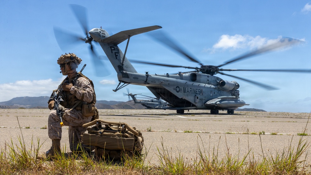 13th MEU Conducts a Vertical Assault Raid