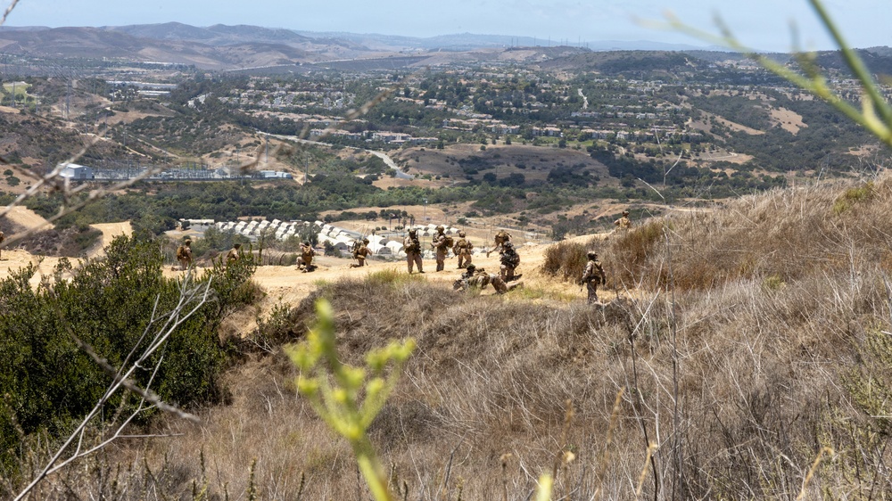 13th MEU Conducts a Vertical Assault Raid