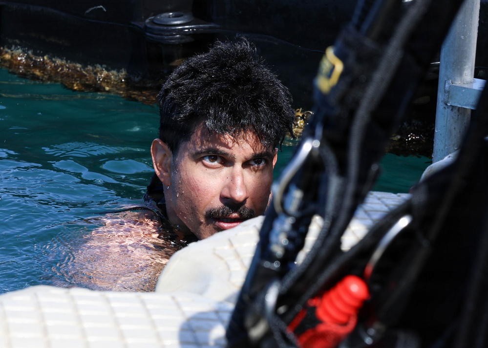U.S., Canadian and New Zealand divers participate in handheld sonar training during RIMPAC 2026