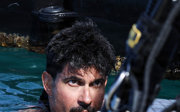 U.S., Canadian and New Zealand divers participate in handheld sonar training during RIMPAC 2026
