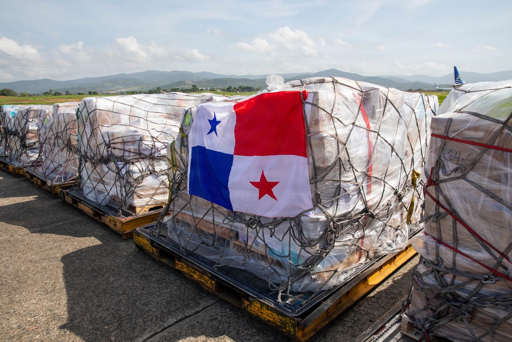 Joint Security Cooperation Group - Panama provides support for Venezuelan relief with Panamanian partners