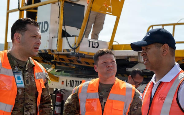 Joint Security Cooperation Group - Panama provides support for Venezuelan relief with Panamanian partners