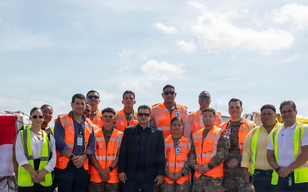 Joint Security Cooperation Group - Panama provides support for Venezuelan relief with Panamanian partners