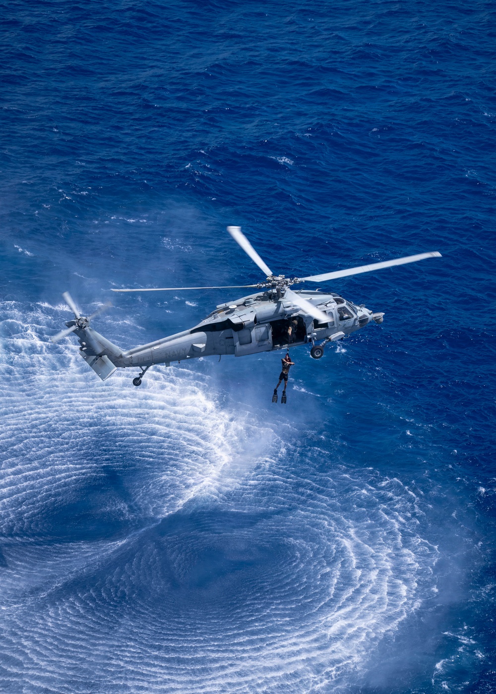 U.S. Navy, U.S. Marine Corps, Royal New Zealand Navy explosive ordnance disposal technicians conduct mine countermeasures training during RIMPAC 26