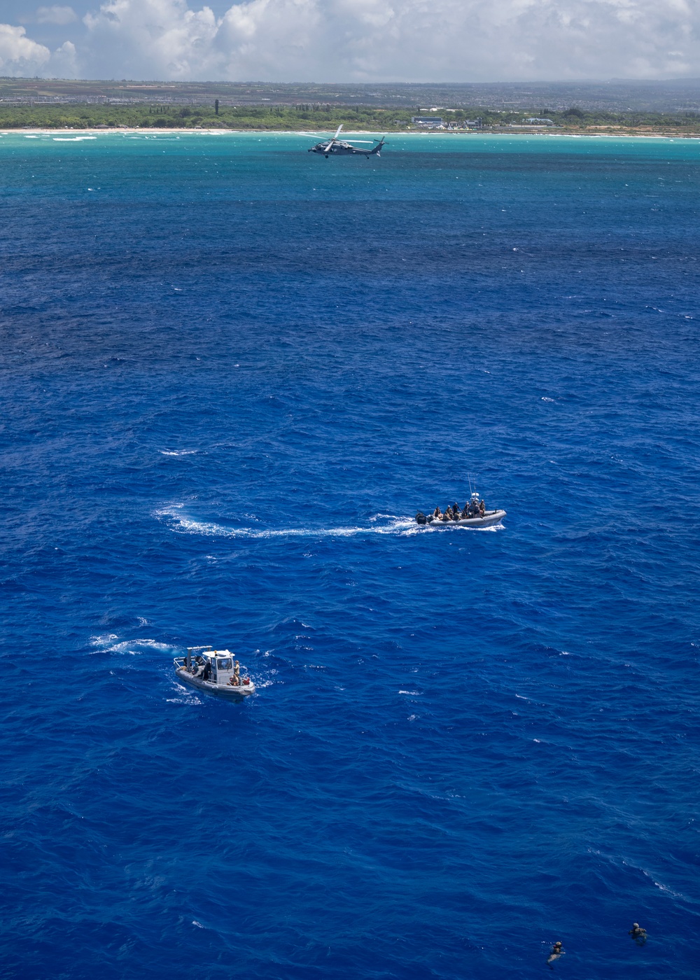 U.S. Navy, U.S. Marine Corps, Royal New Zealand Navy explosive ordnance disposal technicians conduct mine countermeasures training during RIMPAC 26