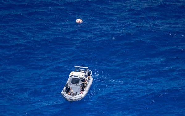 U.S. Navy, U.S. Marine Corps, Royal New Zealand Navy explosive ordnance disposal technicians conduct mine countermeasures training during RIMPAC 26