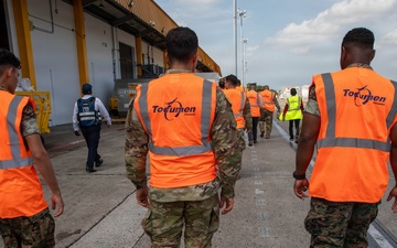 Joint Security Cooperation Group - Panama provides support for Venezuelan relief with Panamanian partners