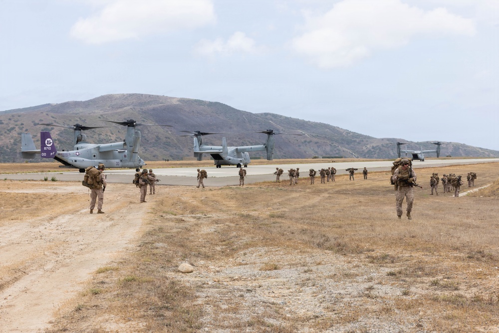 BLT 2/4 conducts a vertical assault Raid