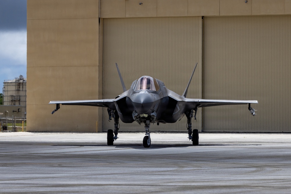 U.S. Marines continue flight operations during Valiant Shield 2026
