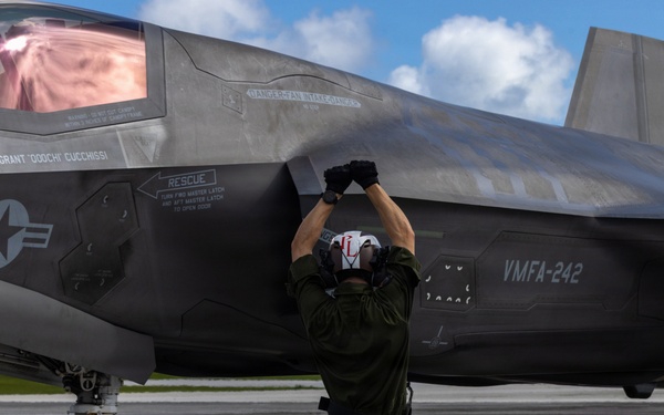 U.S. Marines continue flight operations during Valiant Shield 2026