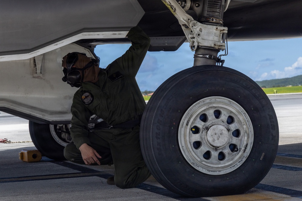 U.S. Marines continue flight operations during Valiant Shield 2026