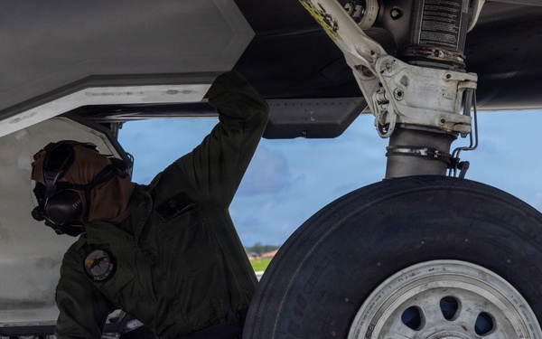 U.S. Marines continue flight operations during Valiant Shield 2026