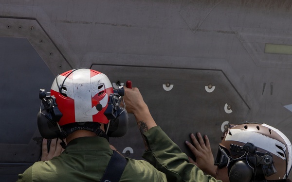 U.S. Marines continue flight operations during Valiant Shield 2026