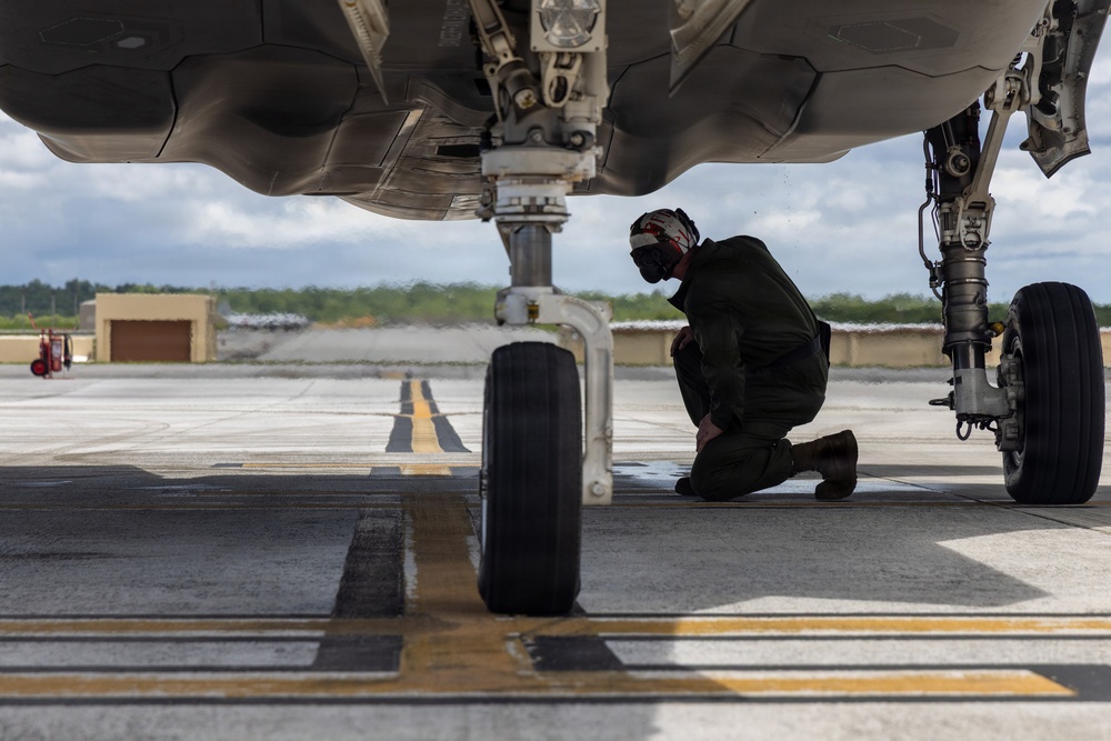 U.S. Marines continue flight operations during Valiant Shield 2026