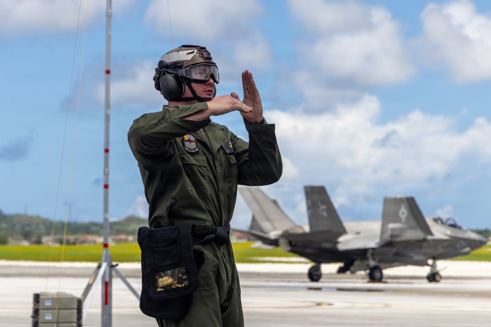 U.S. Marines continue flight operations during Valiant Shield 2026