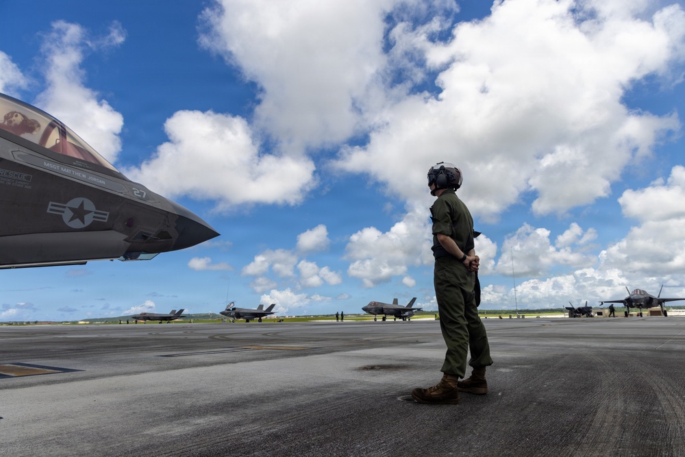 U.S. Marines continue flight operations during Valiant Shield 2026