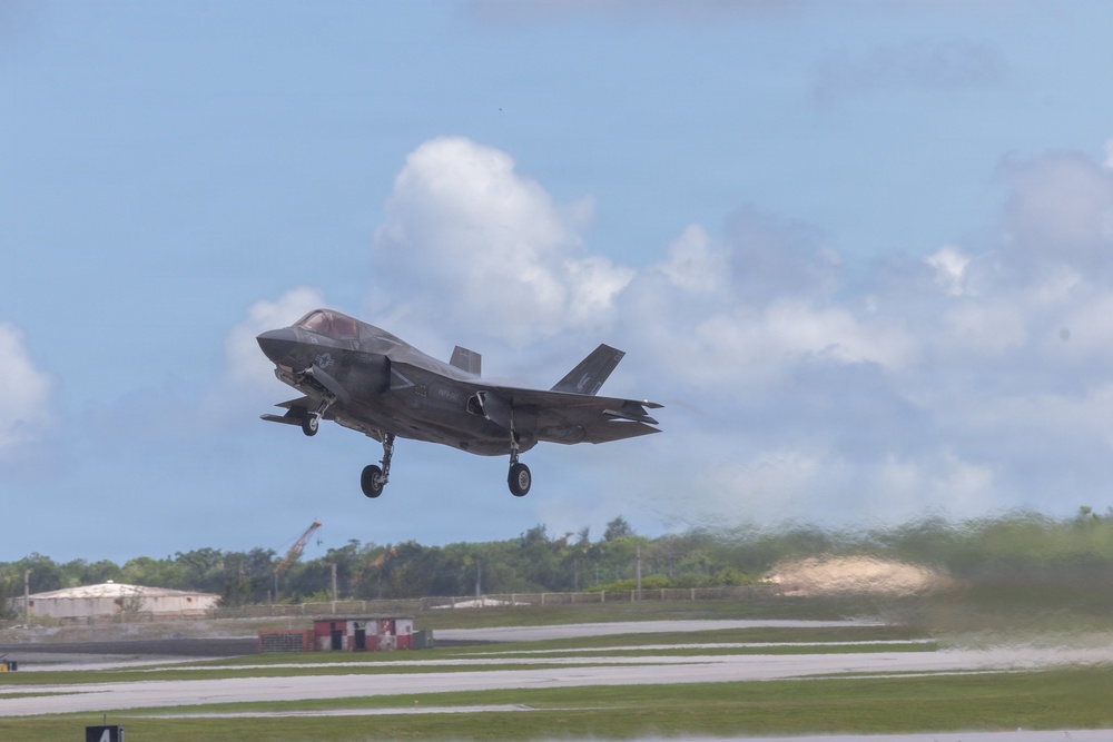 U.S. Marines continue flight operations during Valiant Shield 2026