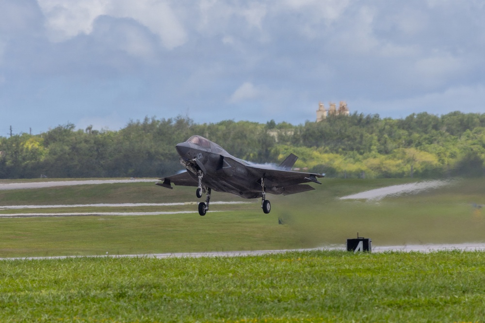 U.S. Marines continue flight operations during Valiant Shield 2026