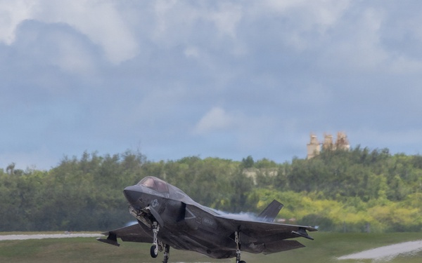 U.S. Marines continue flight operations during Valiant Shield 2026