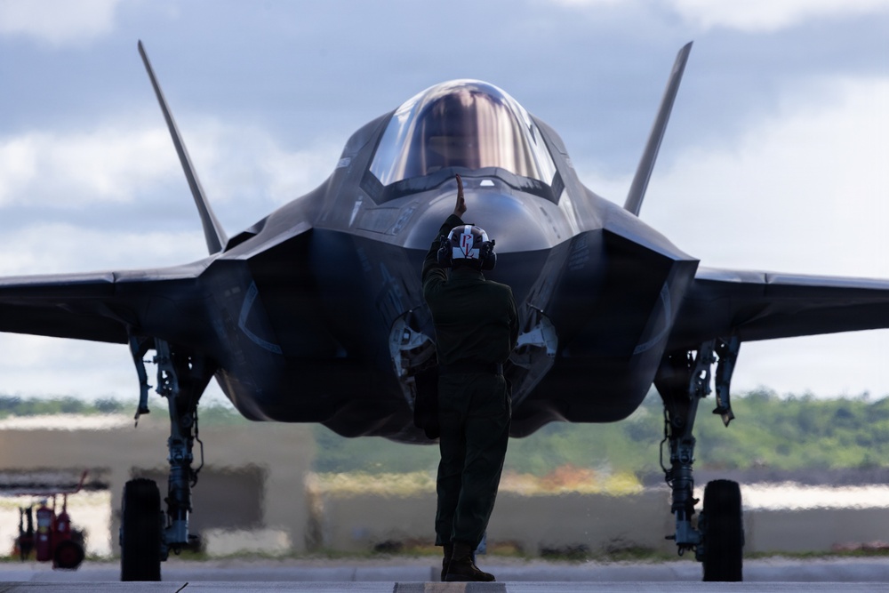 U.S. Marines continue flight operations during Valiant Shield 2026