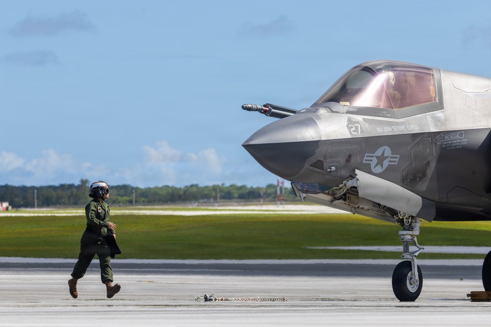 U.S. Marines continue flight operations during Valiant Shield 2026