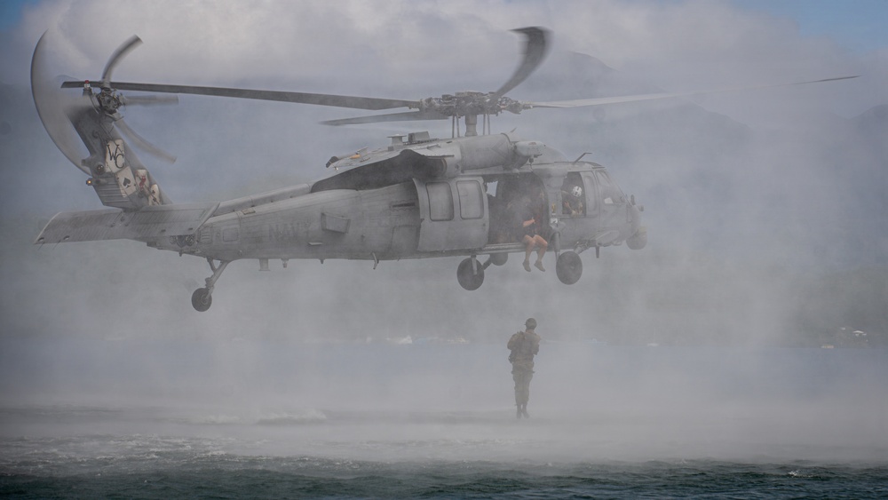 U.S. service members, New Zealand sailors conduct helocast training