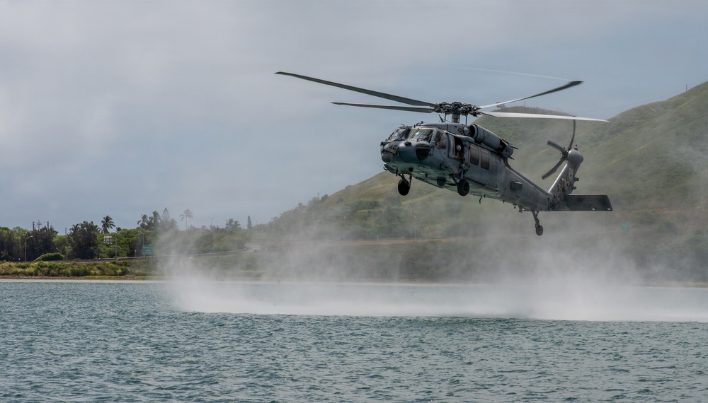 U.S. service members, New Zealand sailors conduct helocast training