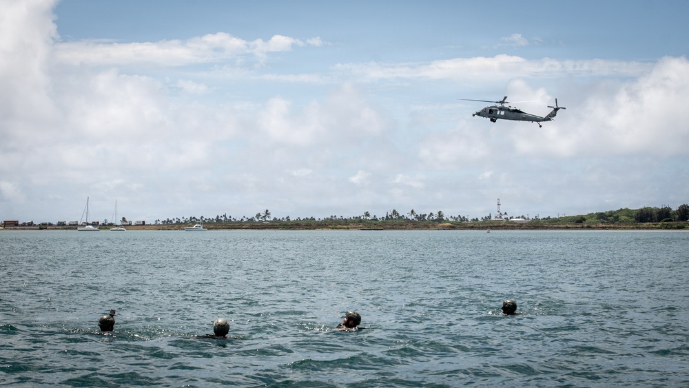 U.S. service members, New Zealand sailors conduct helocast training