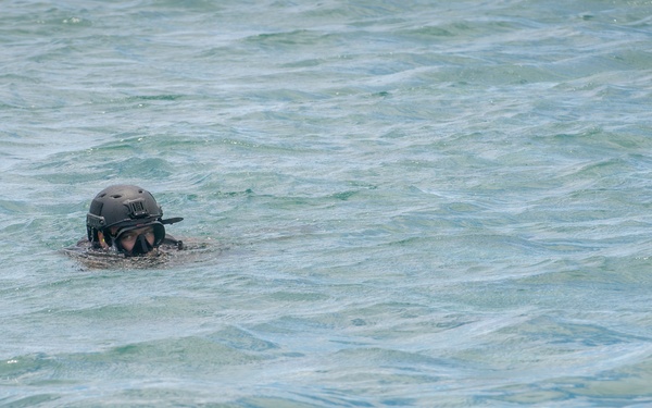 U.S. service members, New Zealand sailors conduct helocast training