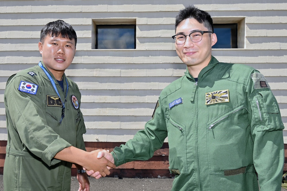Japanese and Republic of Korea Aviators Build Professional Ties During RIMPAC 2026
