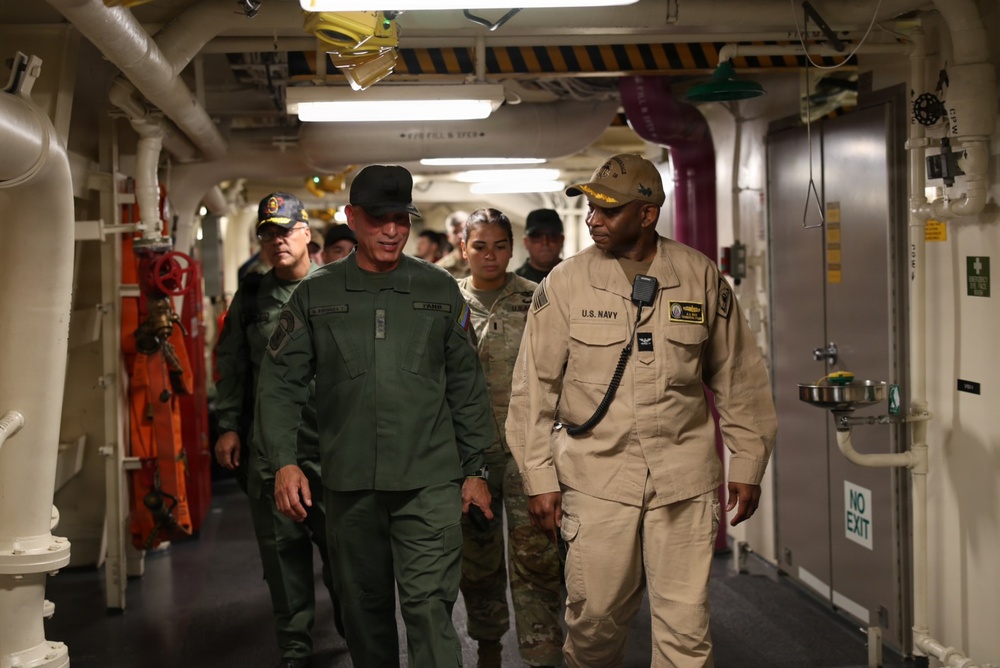 Venezuelan Army Maj. Gen. Delfín Alfredo Espinoza Torres, personnel director for the Bolivarian National Guard, tours USS Fort Lauderdale.