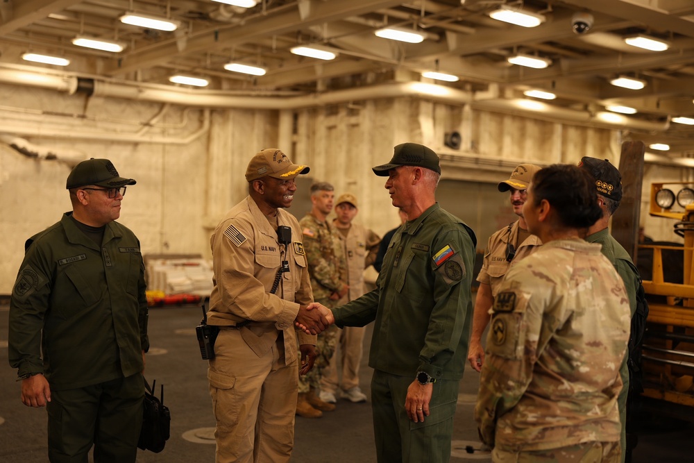 Venezuelan Army Maj. Gen. Delfín Alfredo Espinoza Torres, personnel director for the Bolivarian National Guard, tours the San Antonio-class amphibious transport dock ship USS Fort Lauderdale.