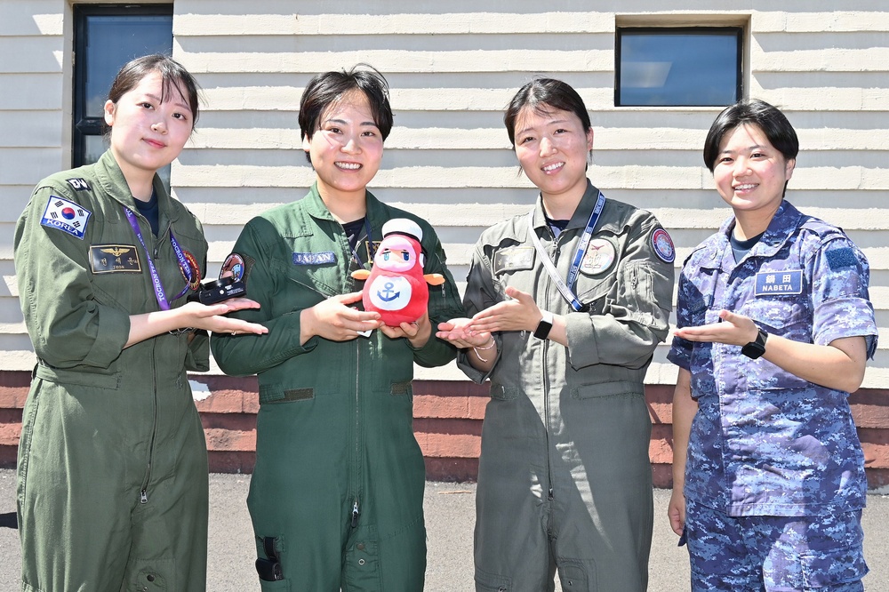 Japanese and Republic of Korea Aviators Build Professional Ties During RIMPAC 2026